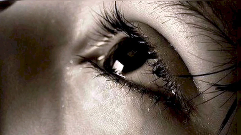 Mädchen mit Tränen in den Augen