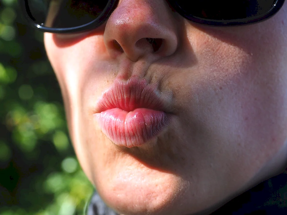 Männliche Lippen küssen
