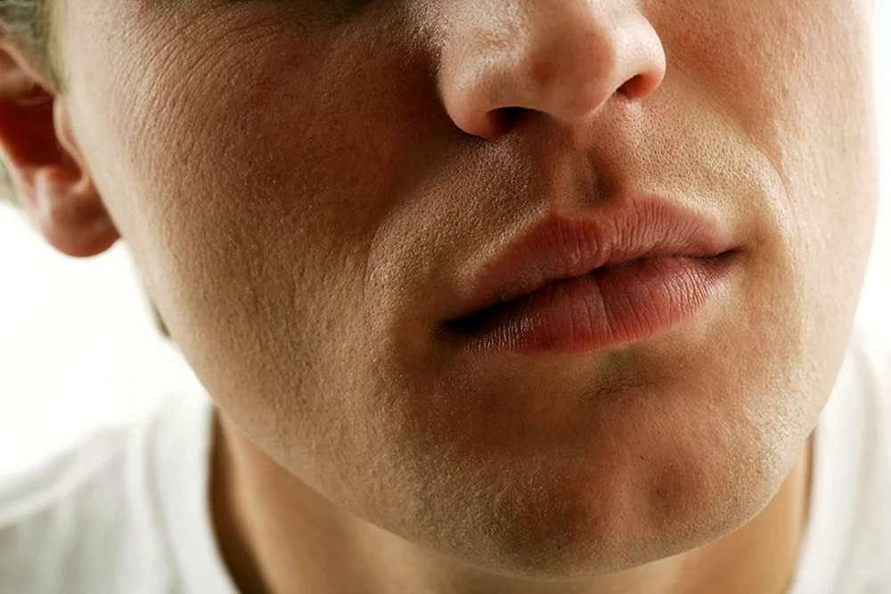 Männliche Lippen küssen