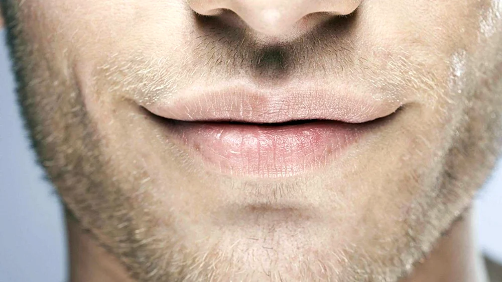 Männliche Lippen küssen
