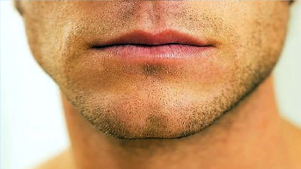Männliche Lippen küssen