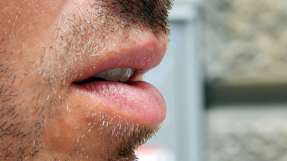 Männliche Lippen küssen