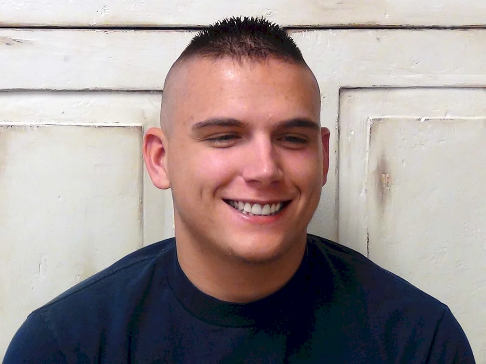 High and tight Marine Haarschnitt