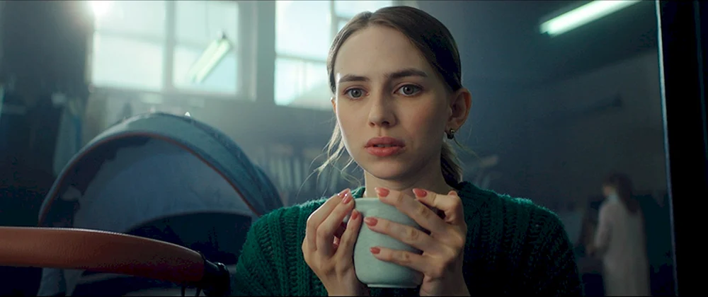 Yana Enzhaeva in der Fernsehserie Schamlosniki