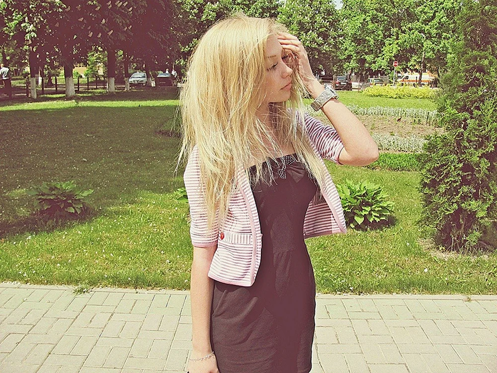 Blondes Mädchen mit Rücken