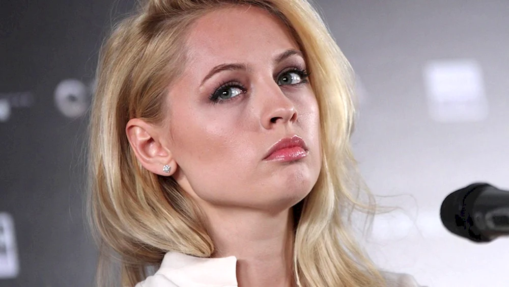 Yanina Studilina Schauspielerin