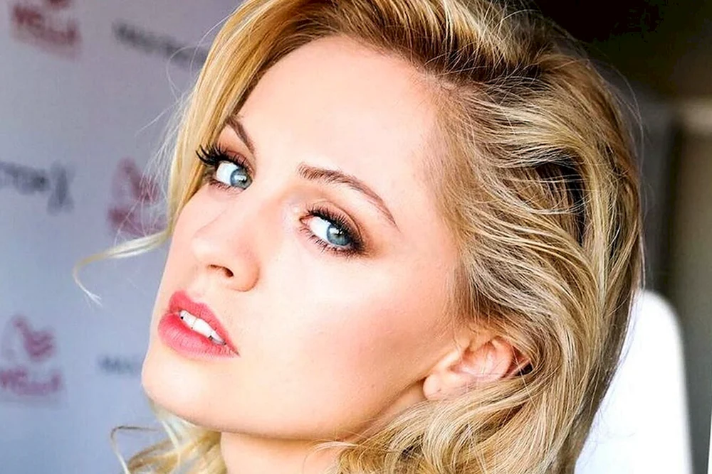 Yanina Studilina Schauspielerin