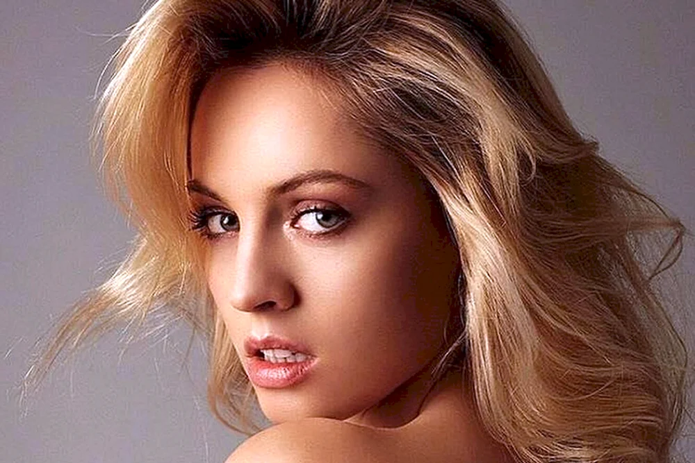 Yanina Studilina Schauspielerin