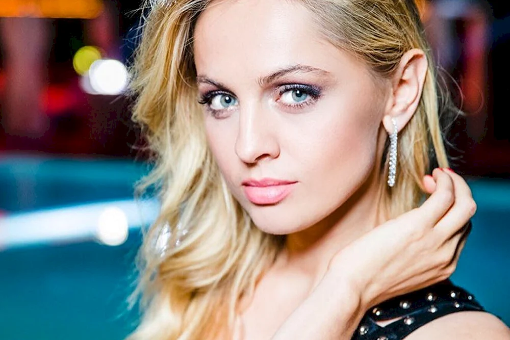 Yanina Studilina Schauspielerin