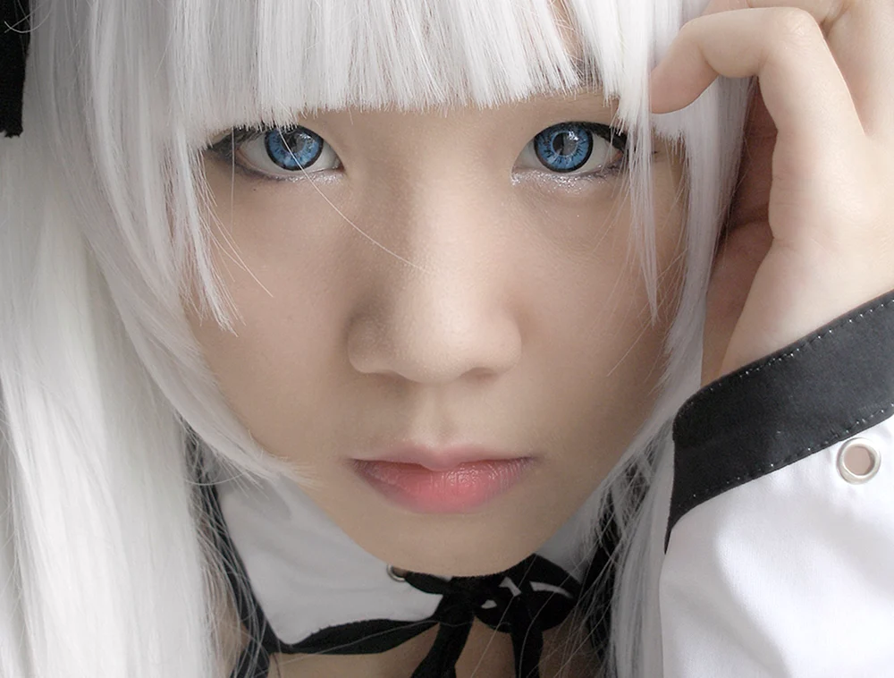 Japanische Frau mit weißen Haaren