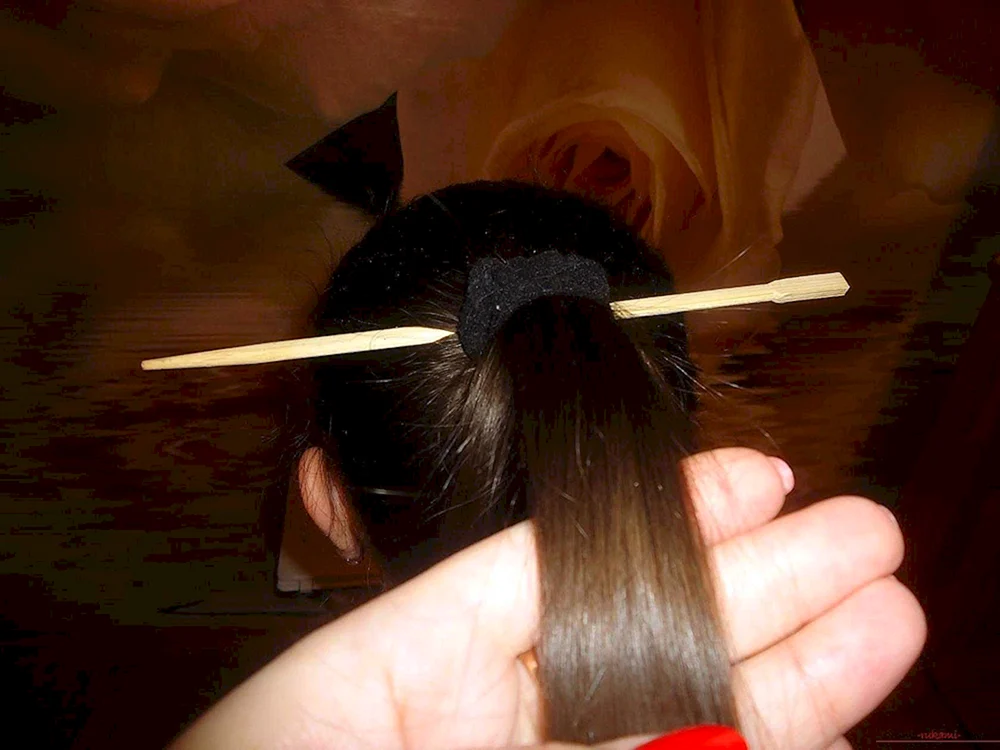 Japanische Stäbchenfrisur