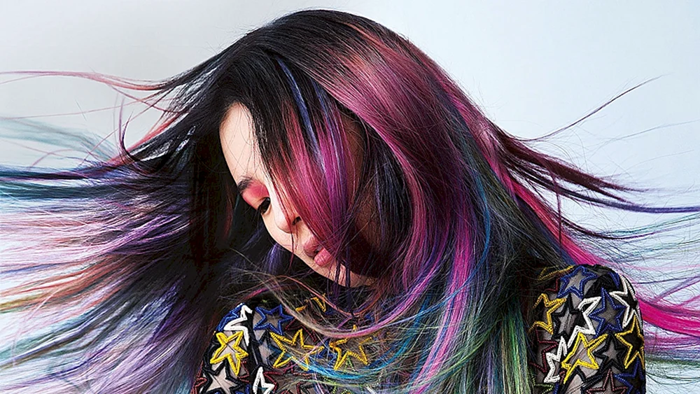 Bunte Strähnen. im Haar