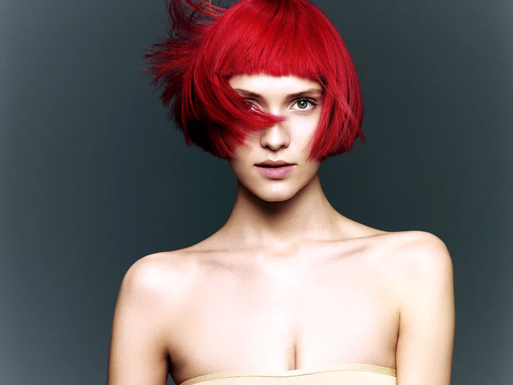Leuchtend rote Haarfarbe auf kurzem Haar