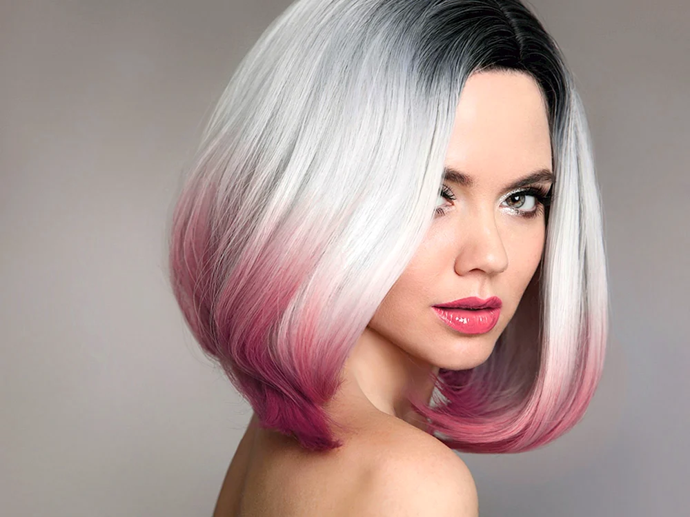 Blondes Haar mit rosafarbenen Strähnen