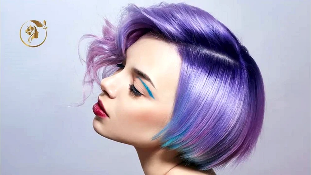 Chloe Moriondo mit lila Haaren. Haare