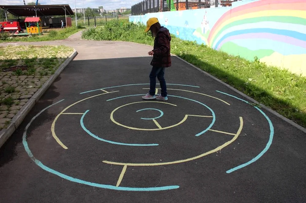 Klassiker auf dem Bürgersteig im Kindergarten