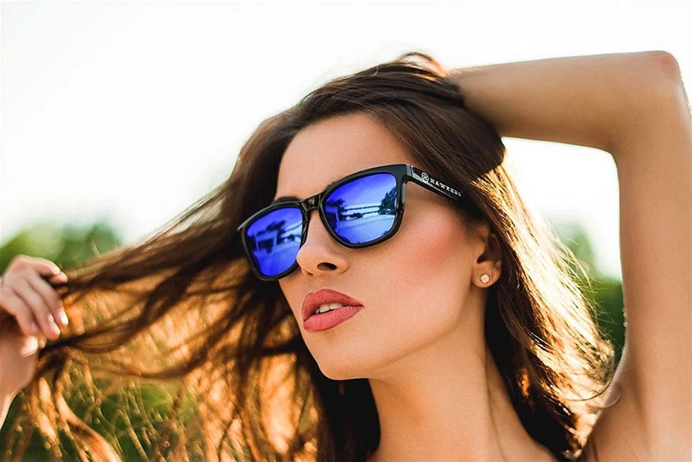 Mädchen mit Sonnenbrille Mädchen mit Sonnenbrille