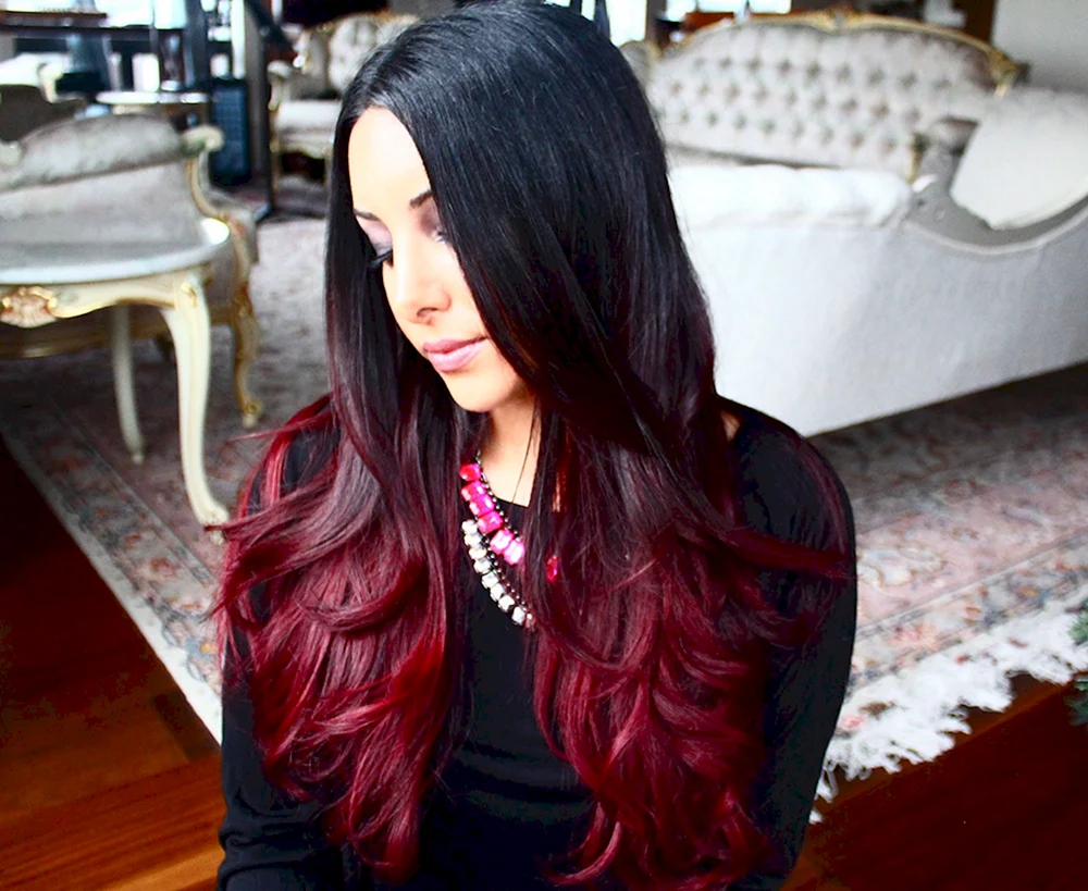 Issy schwarzes Haar.
