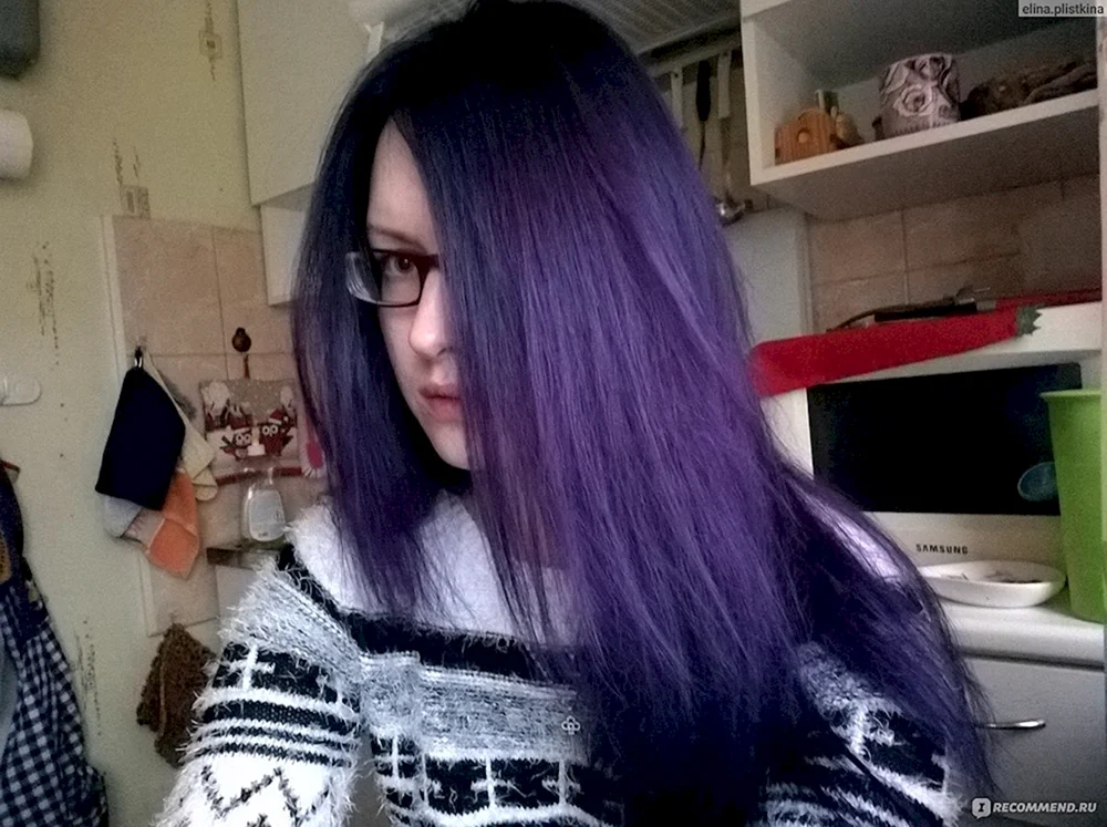 Schwarzes Haar mit blauen Strähnen