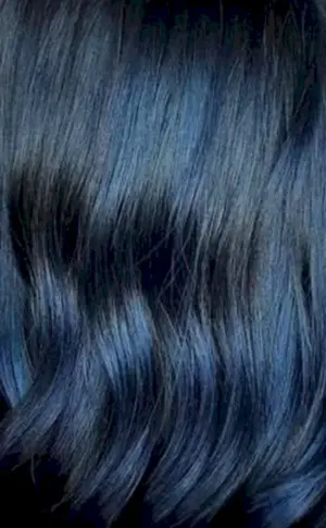 Blau-schwarze Kareer-Haarfarbe