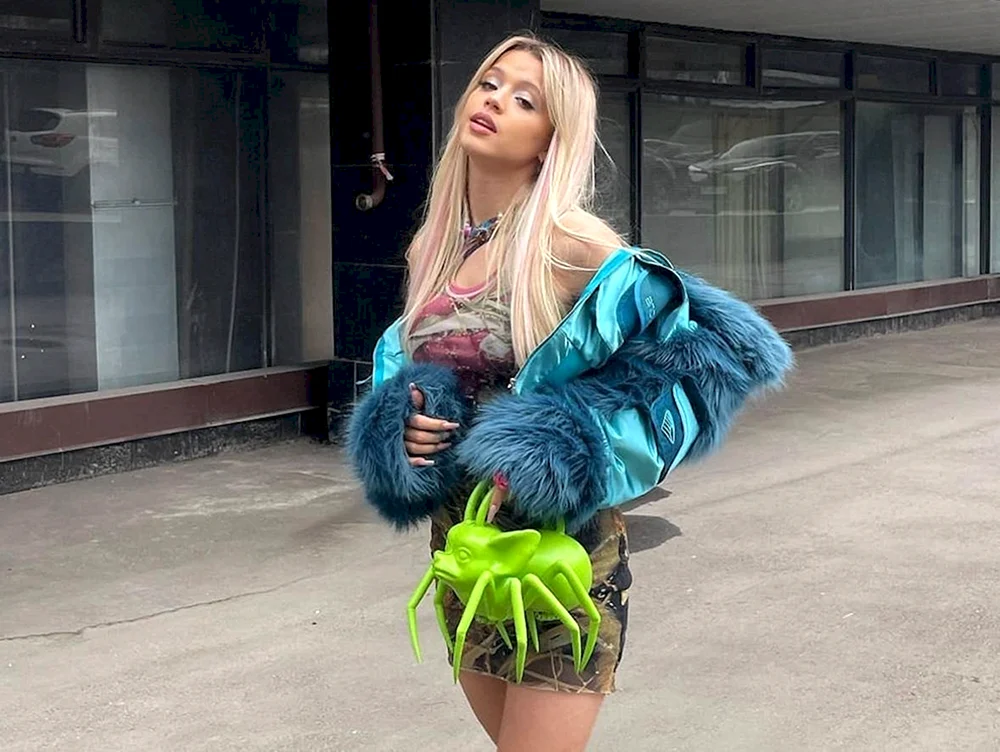 Yulia gavrilina mit langen Haaren. Haare