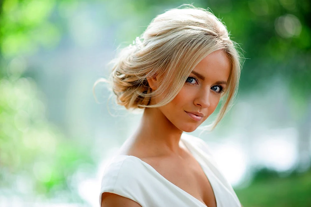 Blond mit langen Haaren