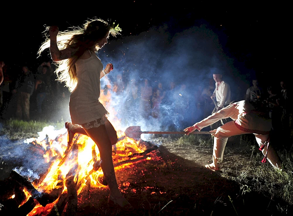 Ivana Kupala jumping LagerfeuerMädchen am LagerfeuerMädchen am LagerfeuerMädchen am LagerfeuerMädchen am LagerfeuerLiebespaar am LagerfeuerAbend am LagerfeuerSchamane am LagerfeuerSchamane am LagerfeuerDND art robbers campingRomance. Outdoor