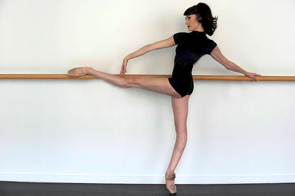 Isabel Schiaravola Ballerina Beine