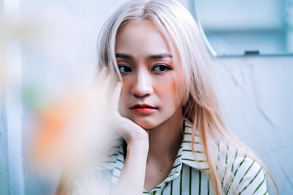 Schöne Mädchen mit weißem Haar