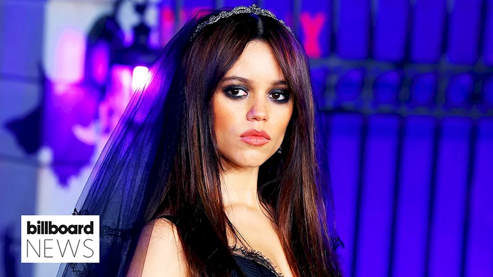 Jenna Ortega blinzelt
