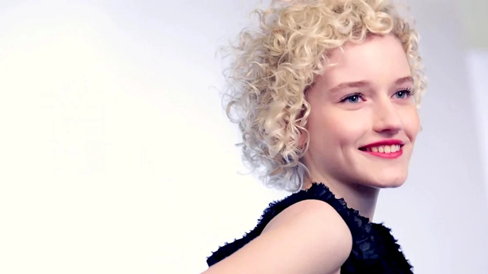 Julia Garner