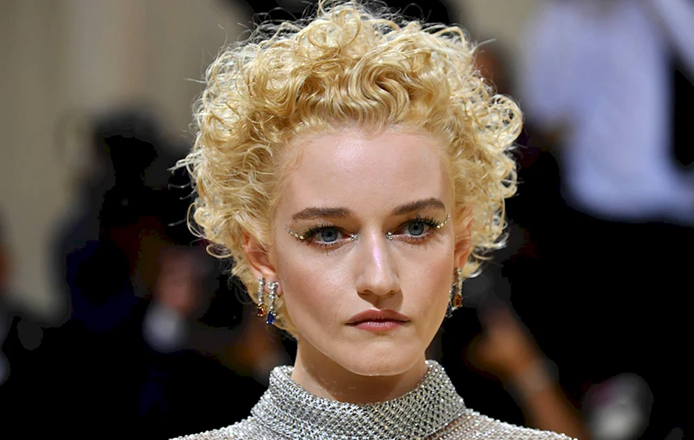 Julia Garner erfindet Anna