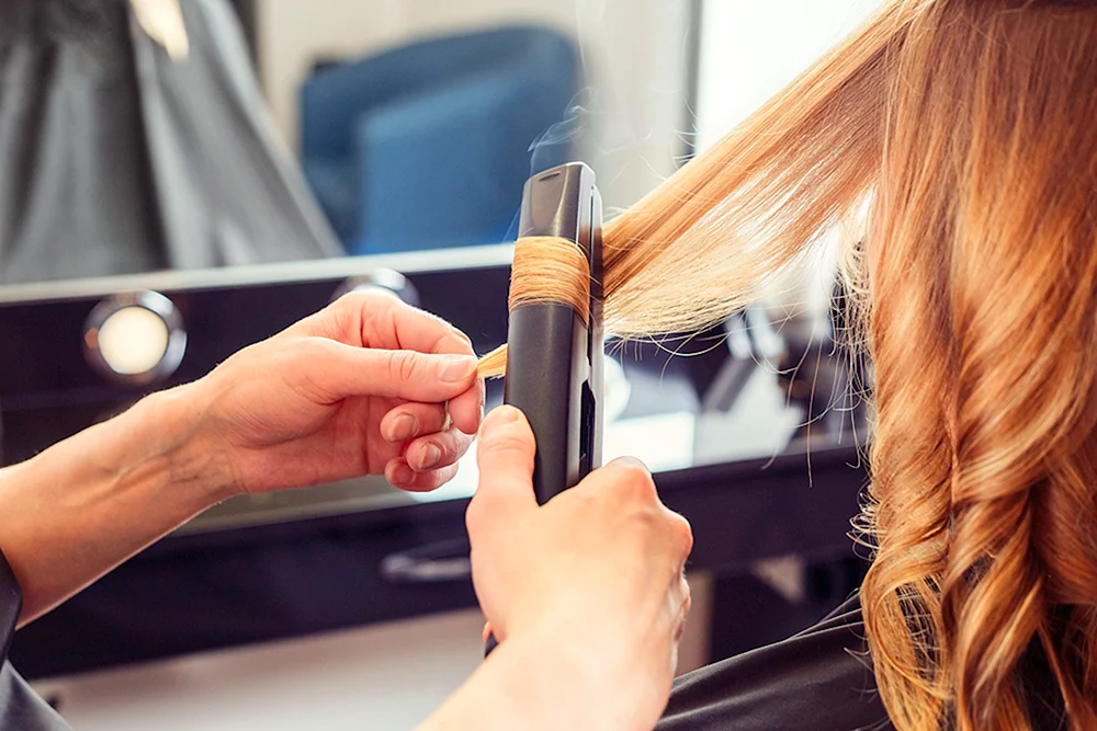 Locken mit dem Glätteisen für mittlere Haare