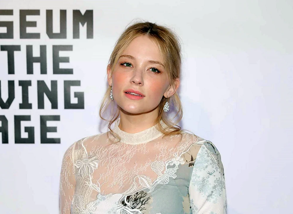 Haley Bennett in Strumpfhosen