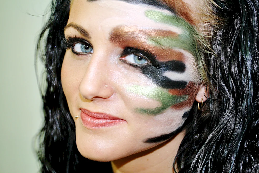 Camouflage-Makeup für das Gesicht.