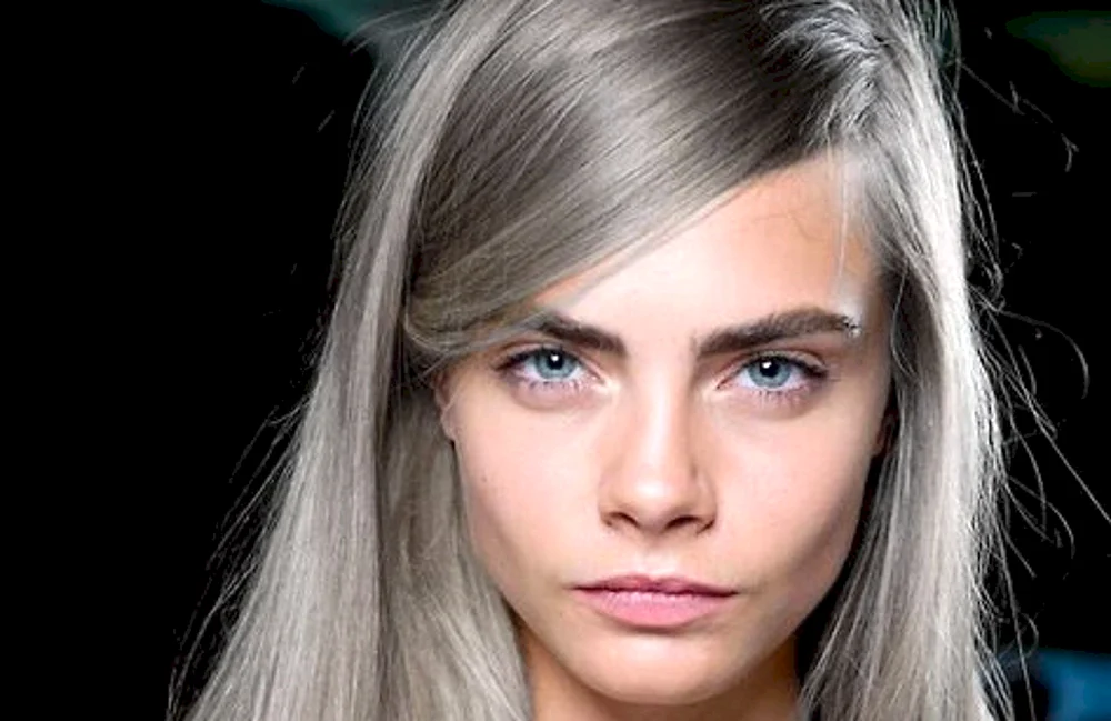 Cara Delevingne aschig blond