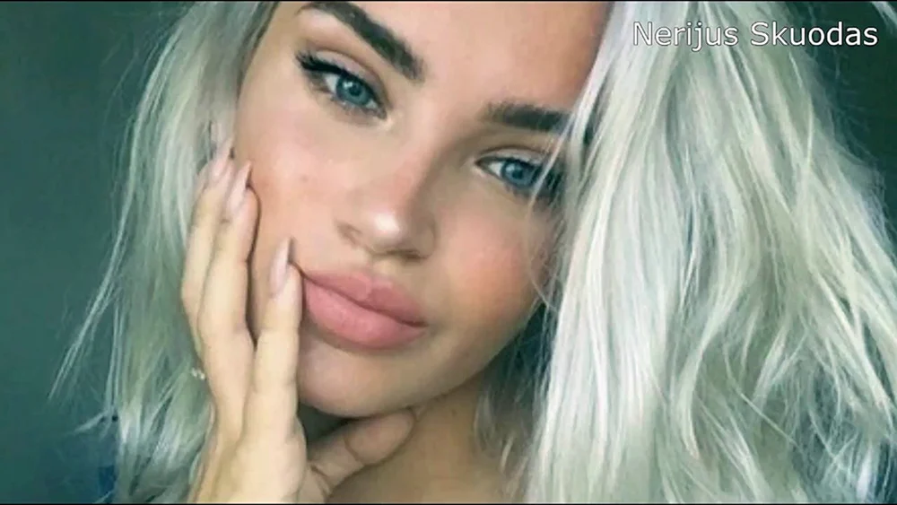 Cara Delevingne platinblond