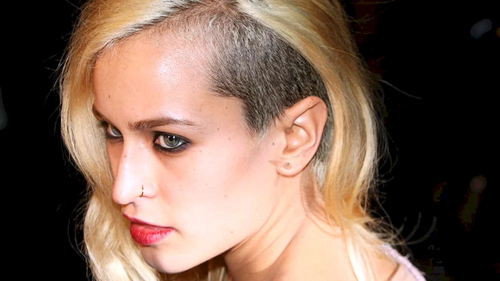 Cara Delevingne mit rasierten Schläfen