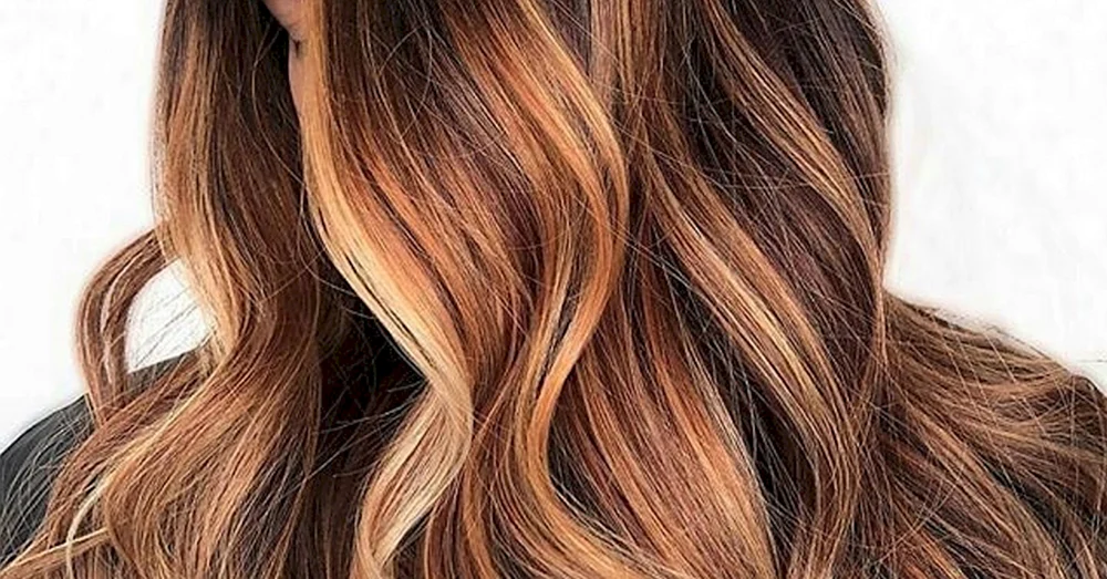 Karamell-Balayage auf dunklem Haar