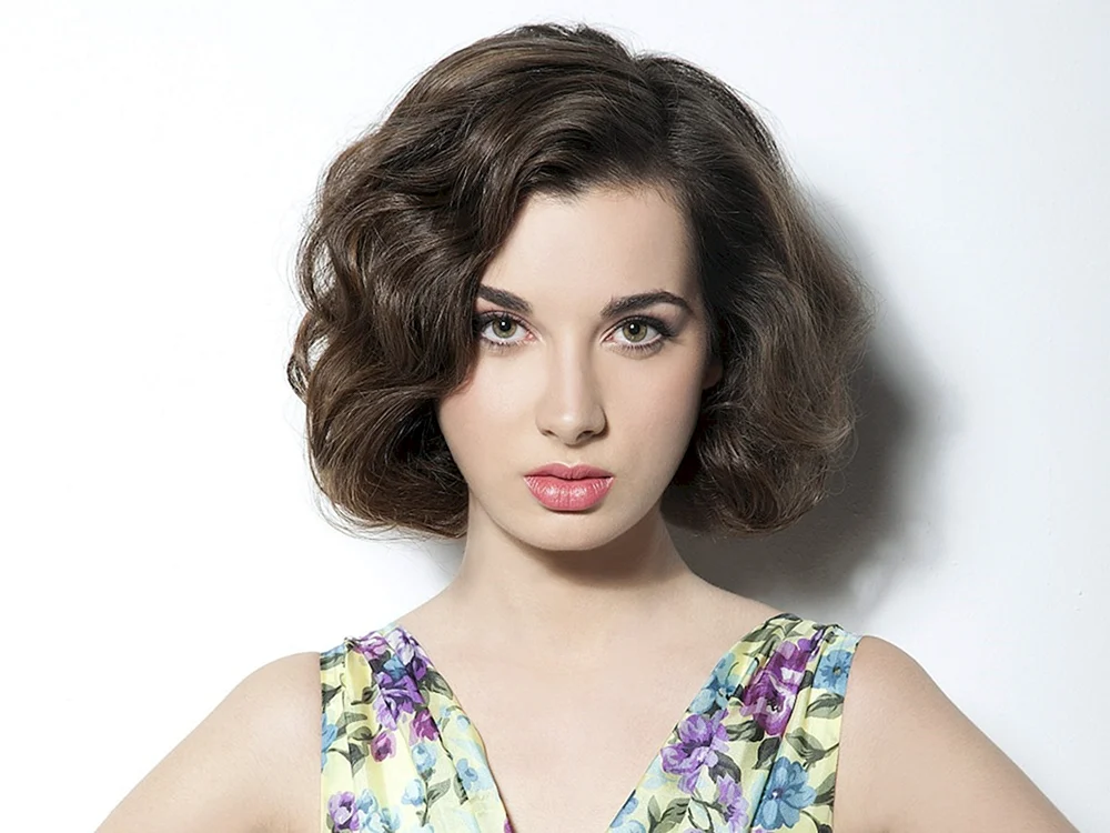 Emily's lockiger Bob