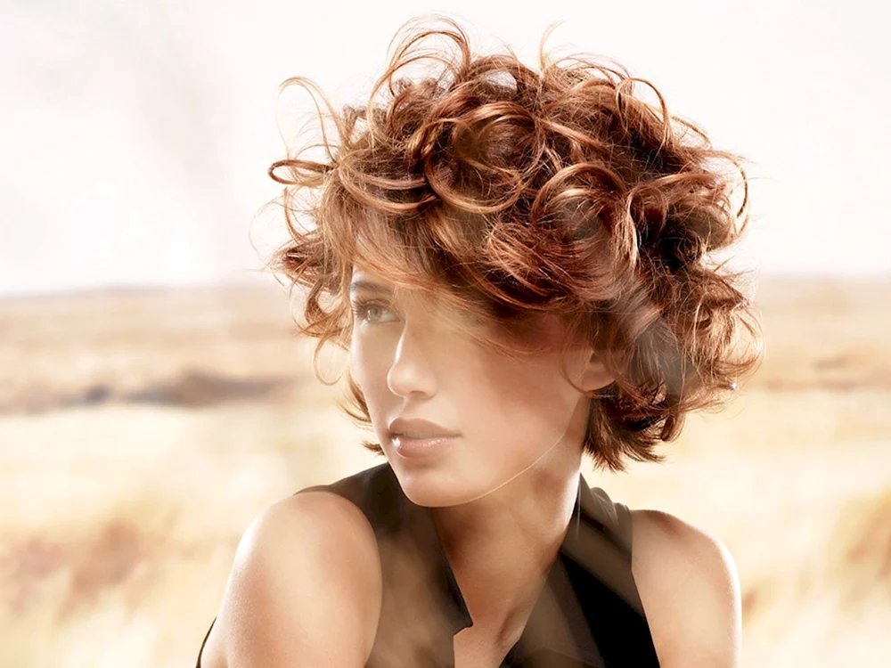 Jennifer Lopez mit gewelltem Haar