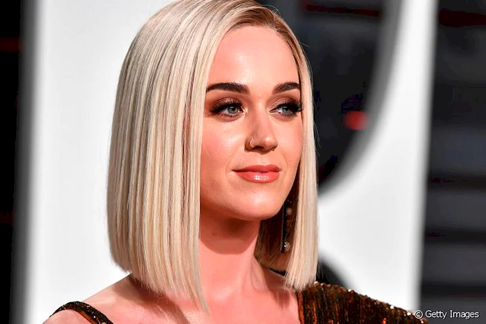 Lucy Hale gerader Schnitt Bob