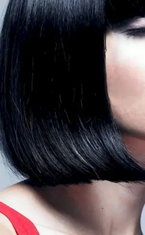 Schwarze Haare mit Pony