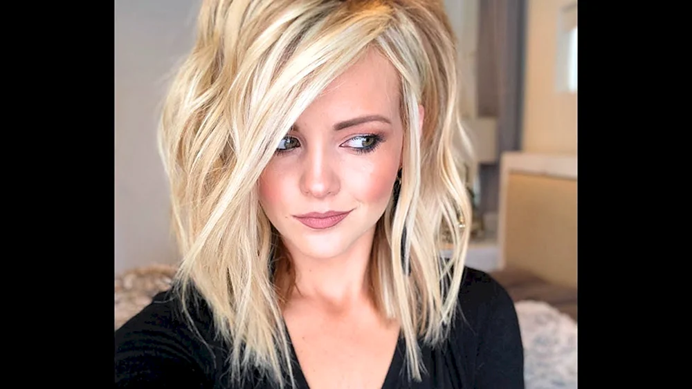 Pflege langer blonder Bob