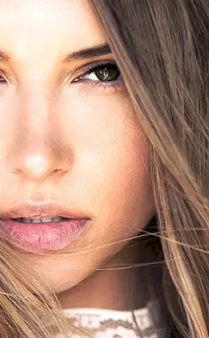 Braune Augen mit braunen Haaren