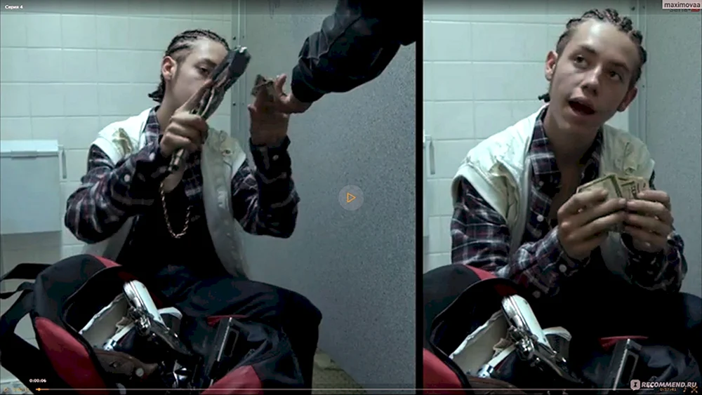 Carl Gallagher mit einer Pistole