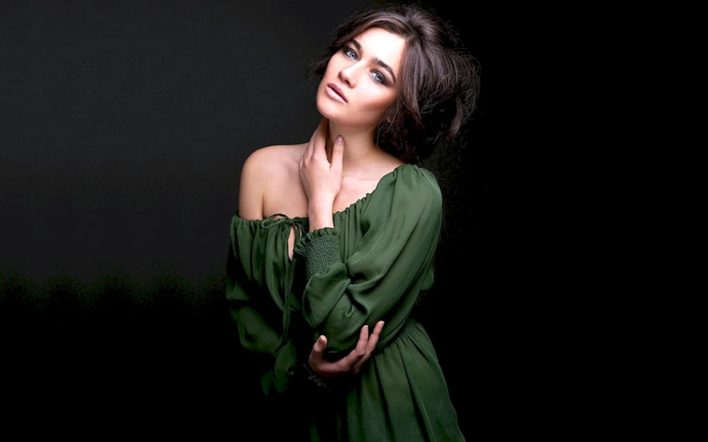 Emilia Clarke auf einem schwarzen Hintergrund