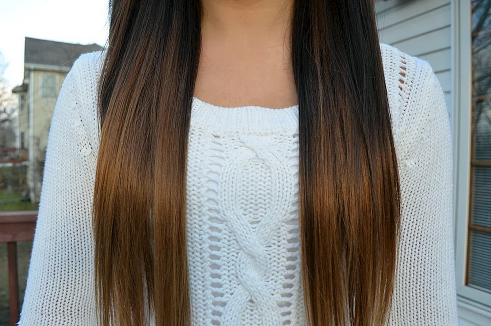 Kastanienbraunes Haar mit weißen Spitzen