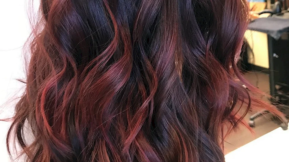 Kastanienbraunes Haar mit roten Strähnen