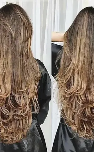 Kaskade auf lockigem Haar lang